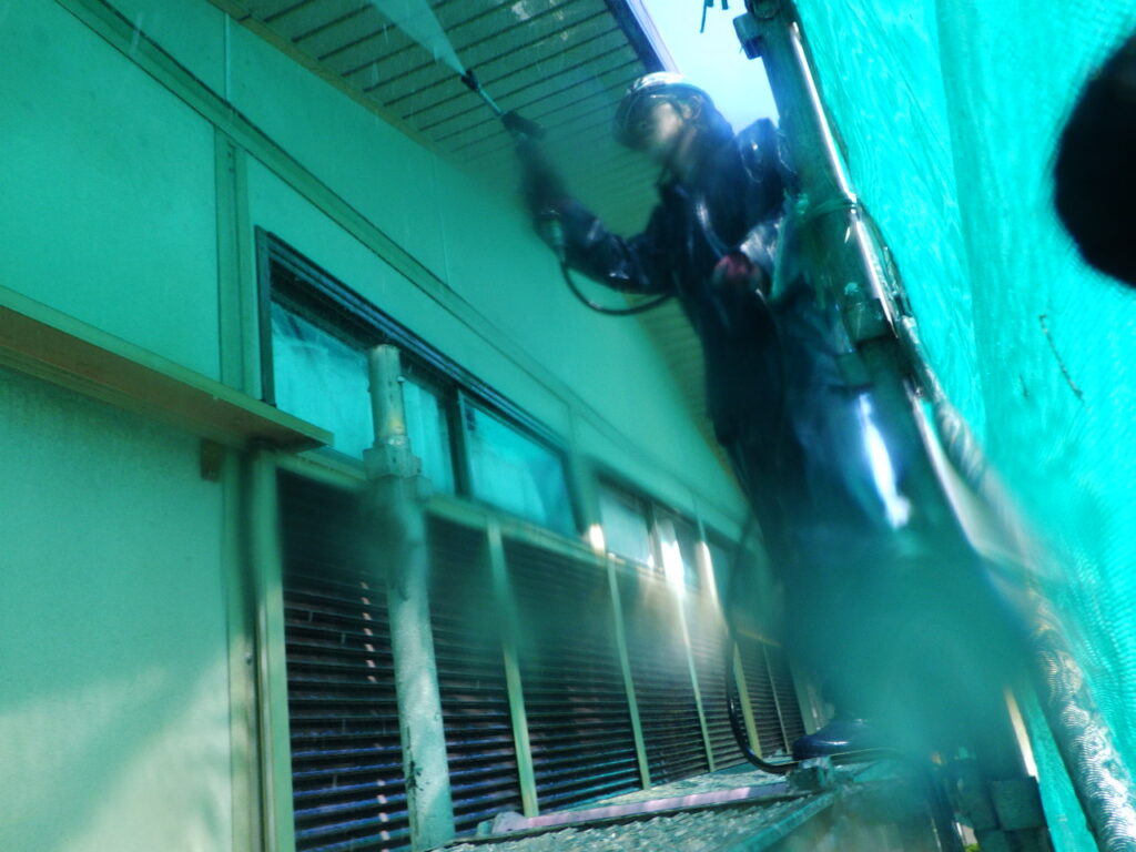 軒天の高圧洗浄中です
