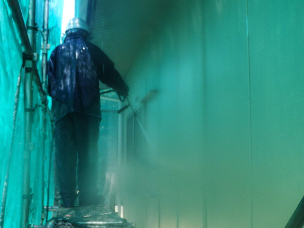 外壁の高圧洗浄中です