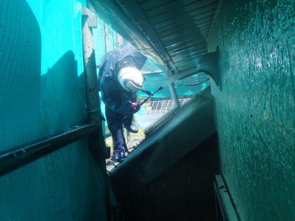 軒天の高圧洗浄中です