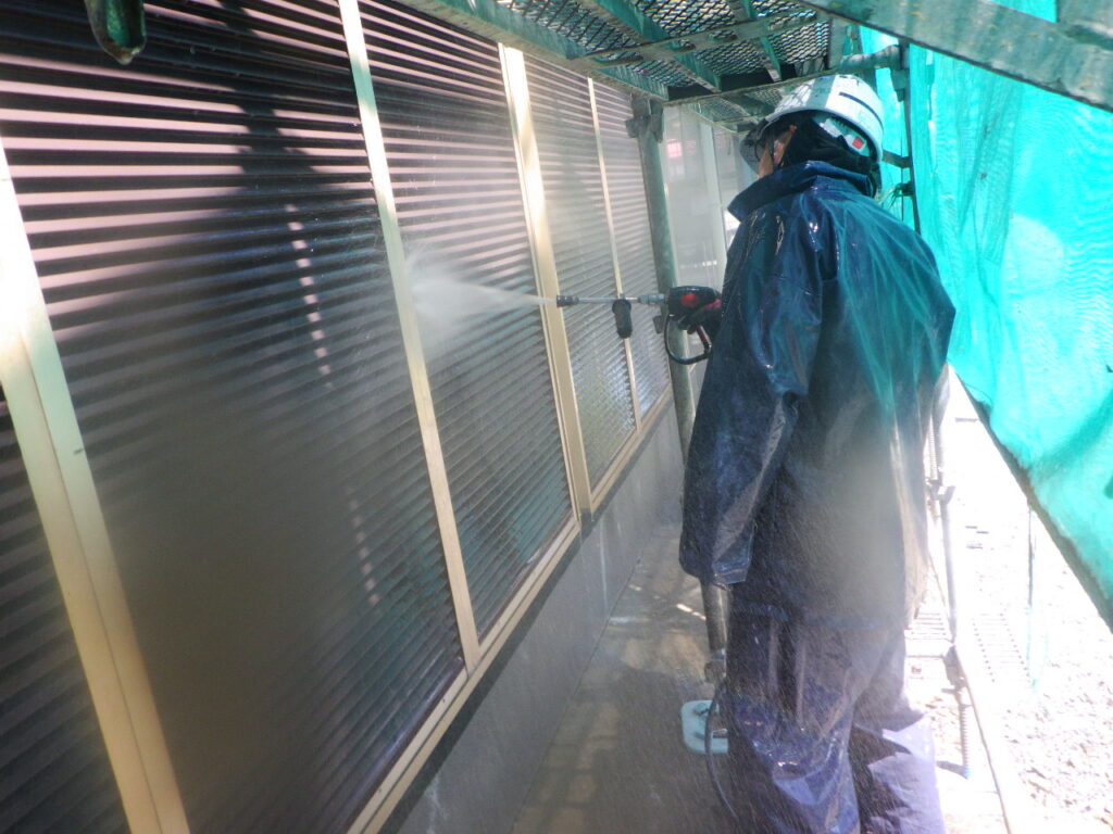 雨戸の高圧洗浄中です