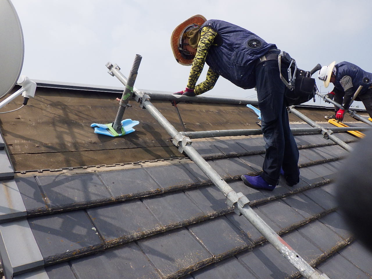 既存屋根材の撤去作業