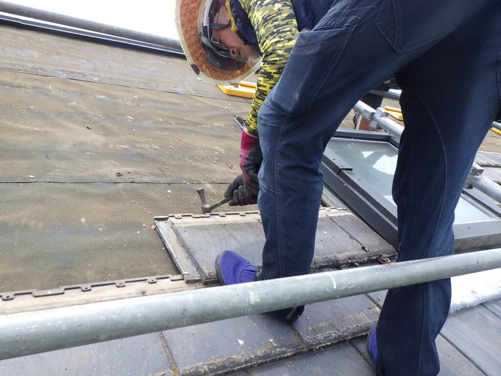 厚型スレート瓦の取り外し中です