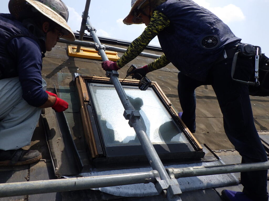 天窓ガラス部の撤去中です