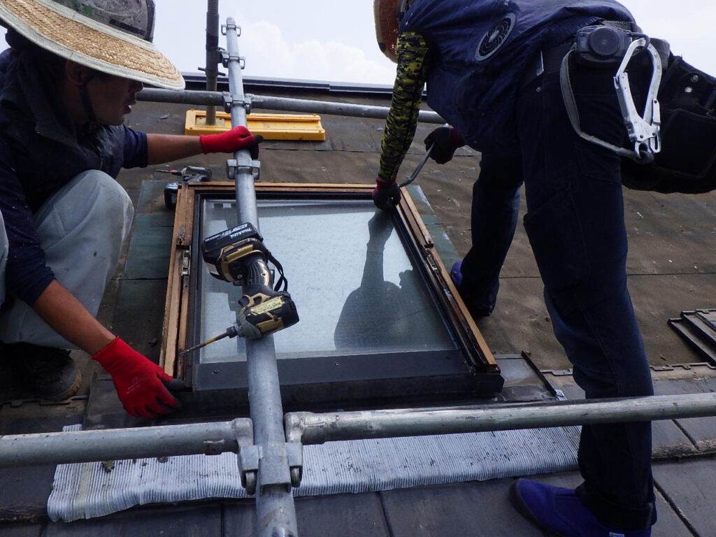 天窓ガラス部の撤去中です