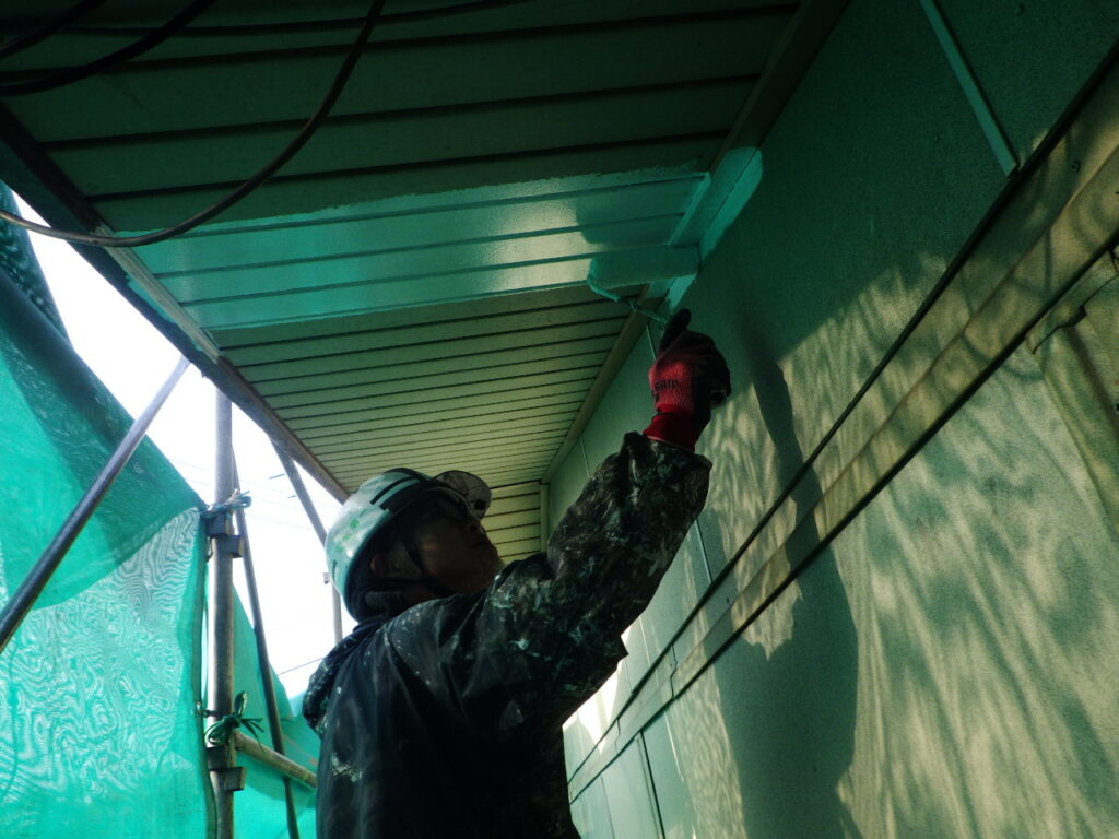 軒天の下塗り塗装中です