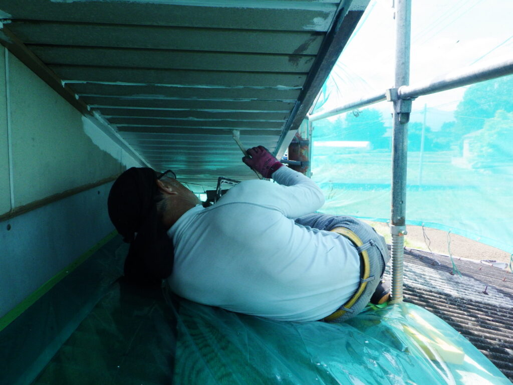 軒天の錆止め塗装中です