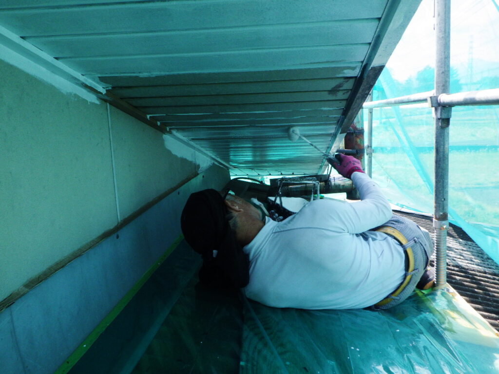 軒天の錆止め塗装中です