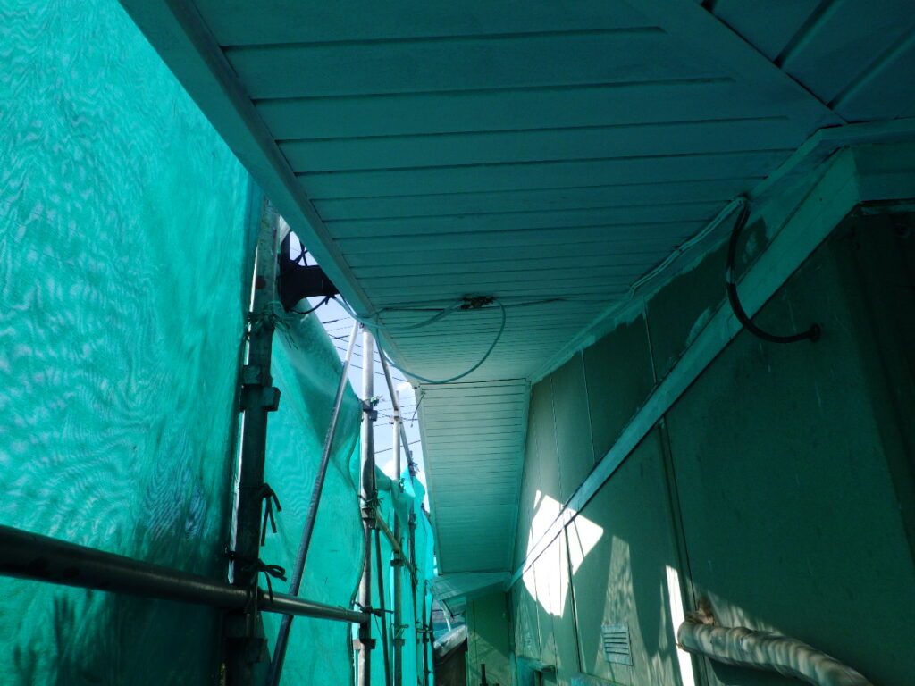 軒天の錆止め塗装終了です