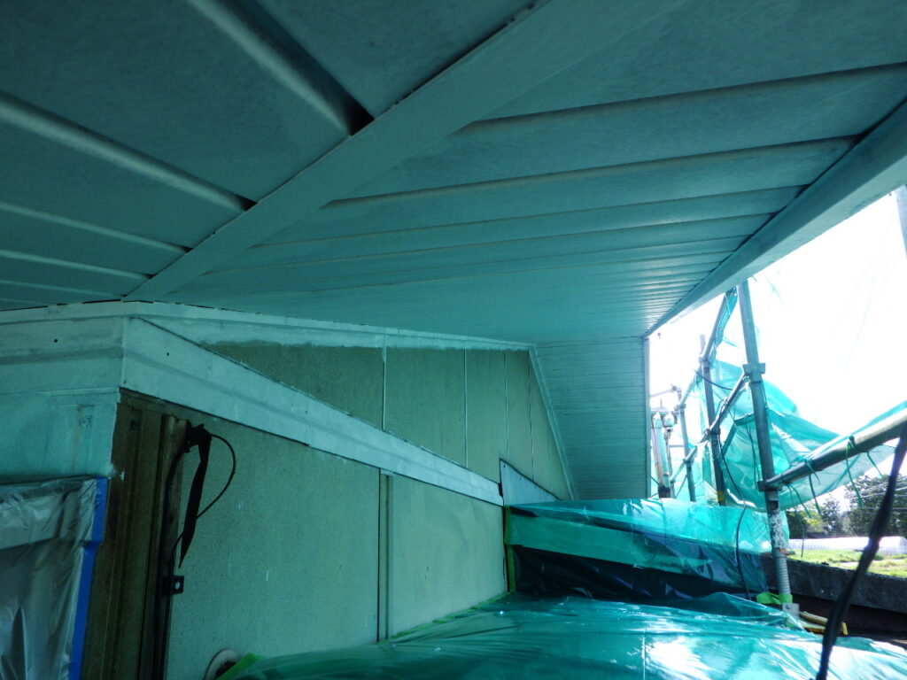軒天の中塗り塗装終了です