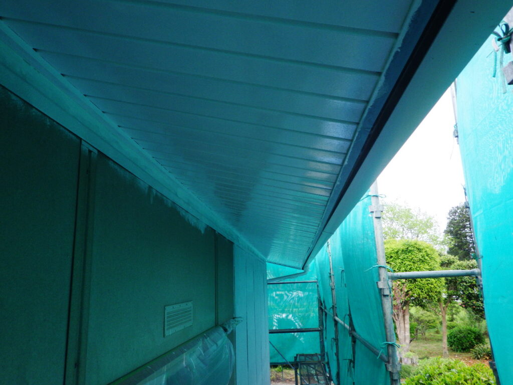 軒天の中塗り塗装終了です