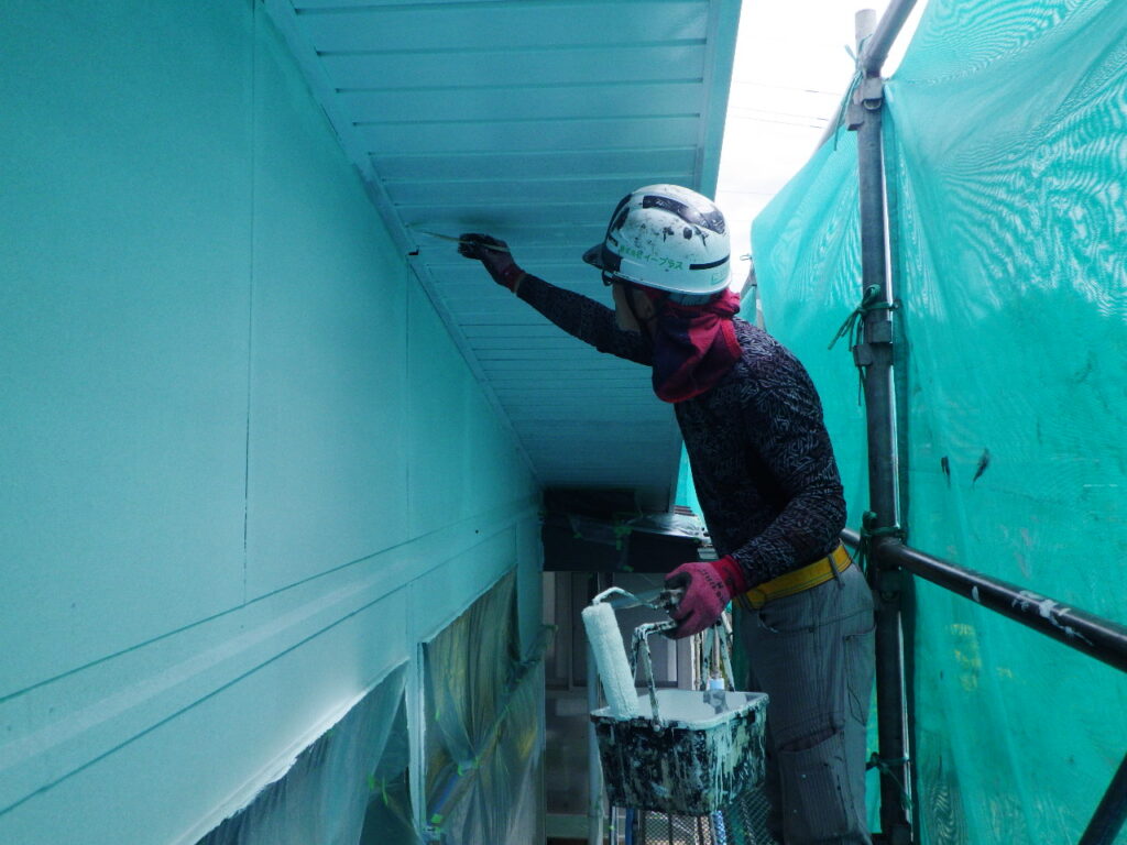 軒天の中塗り塗装中です