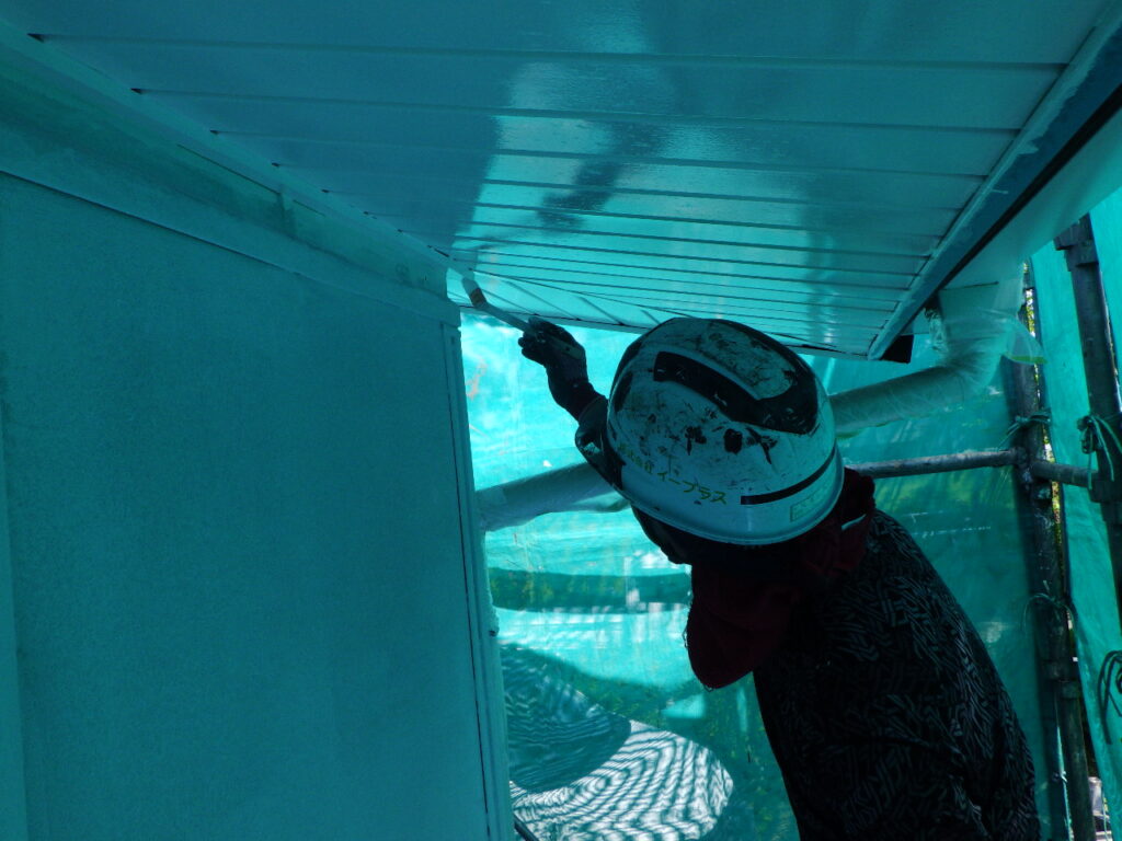 軒天の中塗り塗装中です