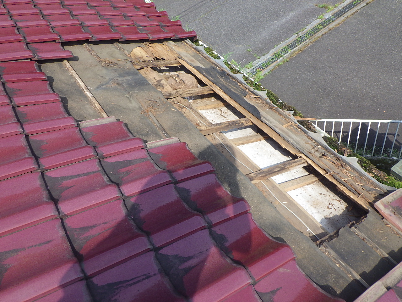 破損瓦の撤去と周辺部の安全確保