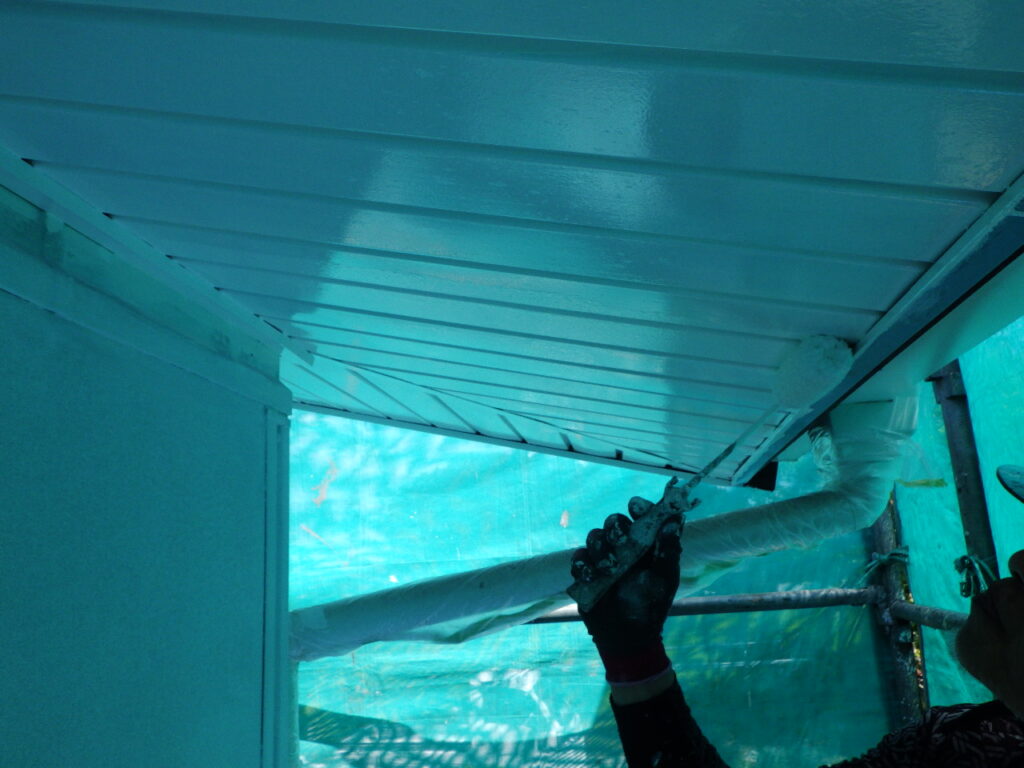 軒天の上塗り塗装中です