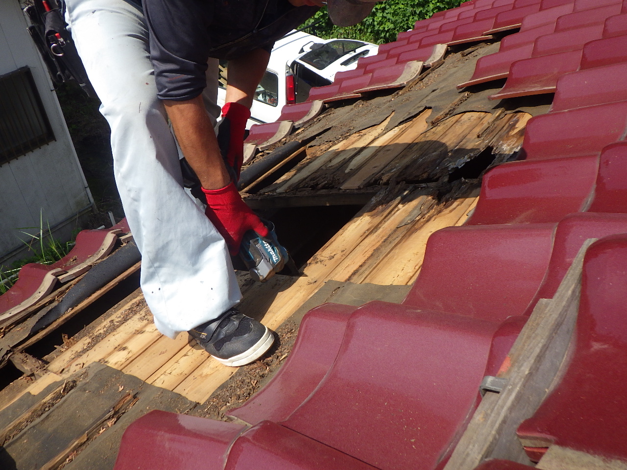 腐食した野地板の取り外し