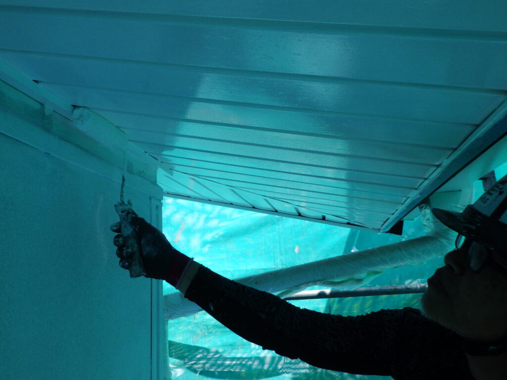 軒天の上塗り塗装中です