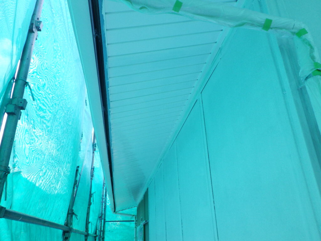 軒天の中塗り塗装終了です