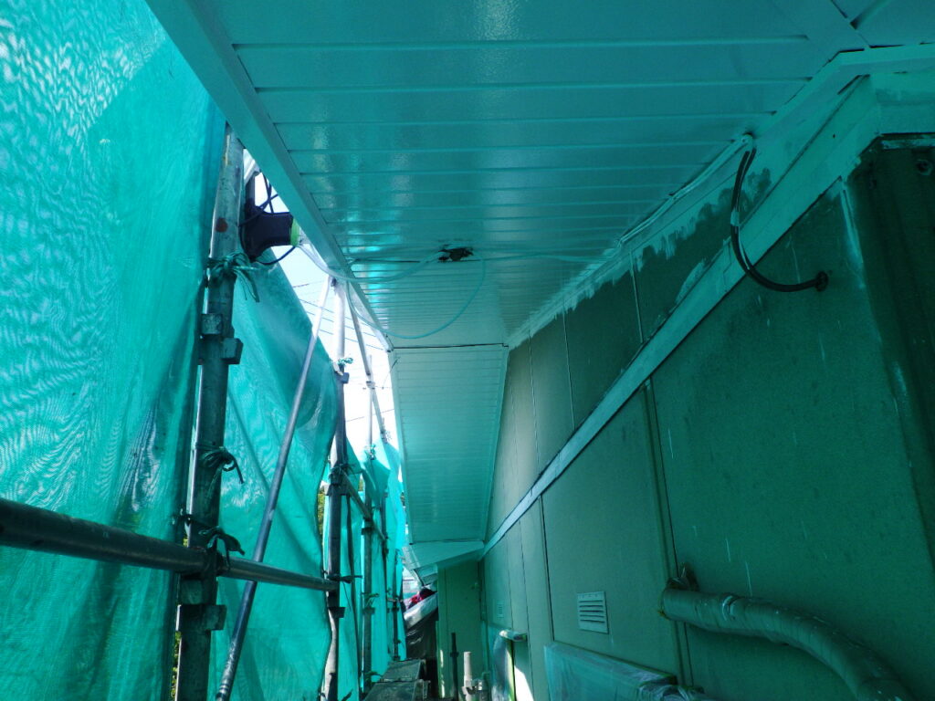 軒天の中塗り塗装終了です