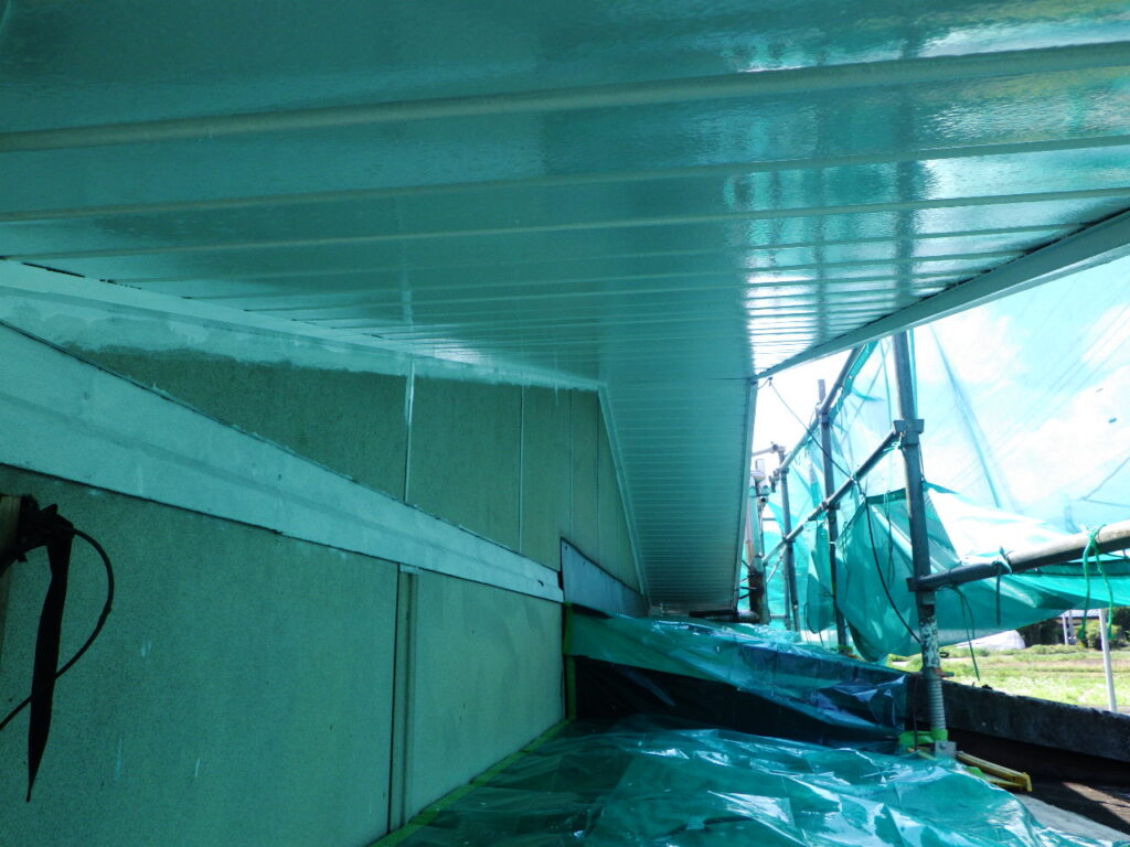 軒天の中塗り塗装終了です