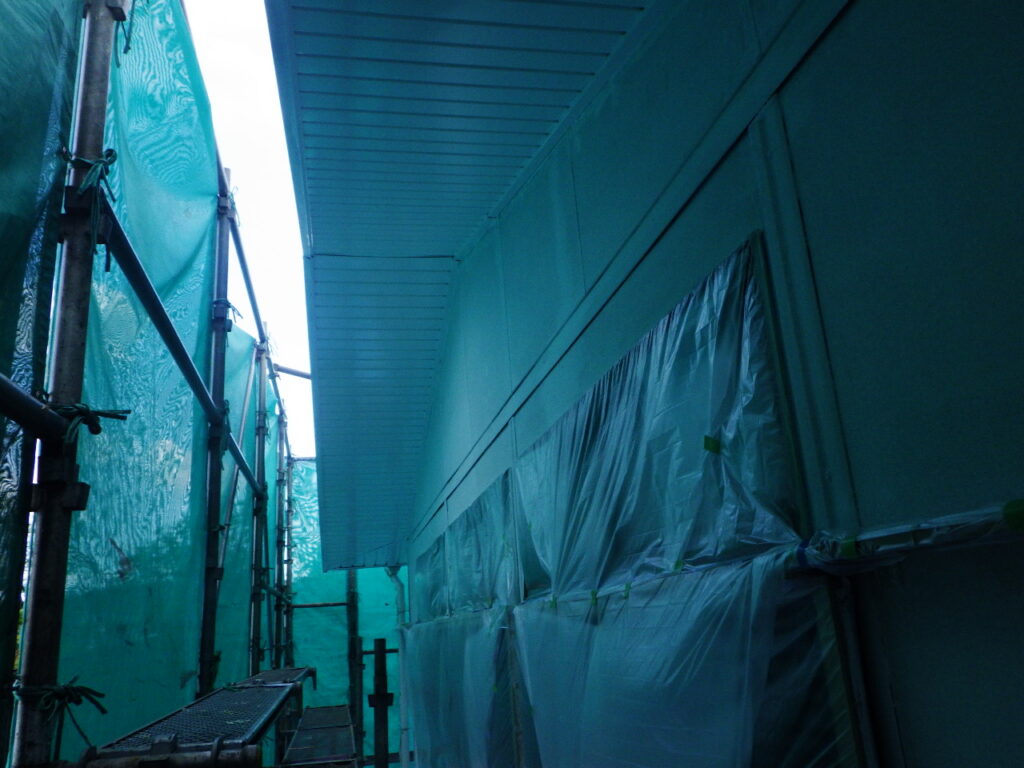 軒天の上塗り塗装終了です