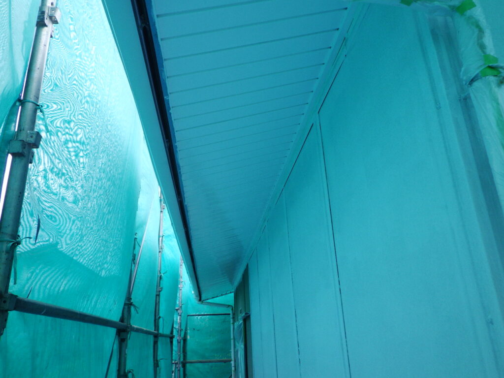 軒天の上塗り塗装終了です