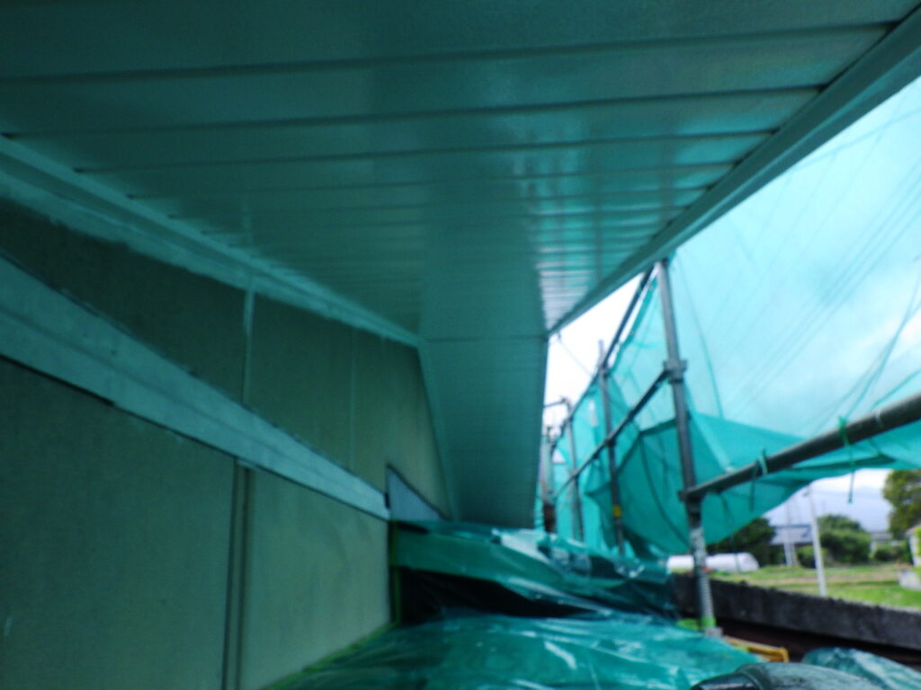 軒天の上塗り塗装終了です