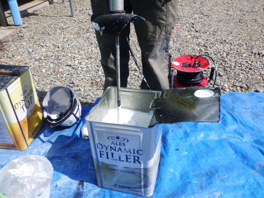 外壁下塗り塗料撹拌中です