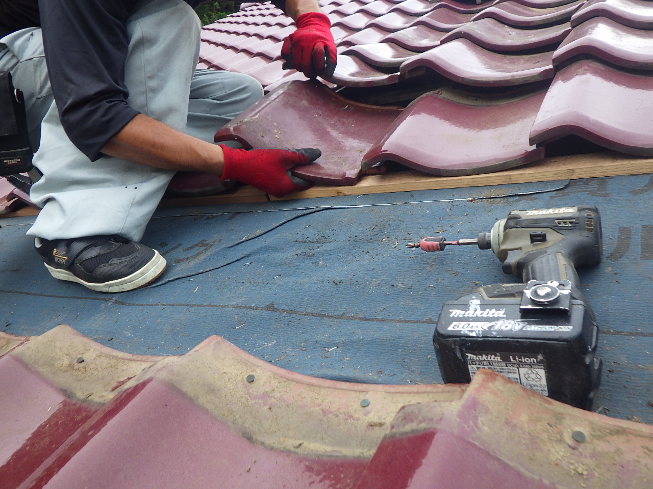瓦の復旧作業