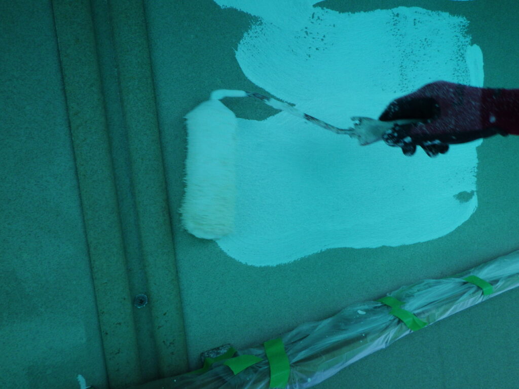 外壁下塗り塗装中です