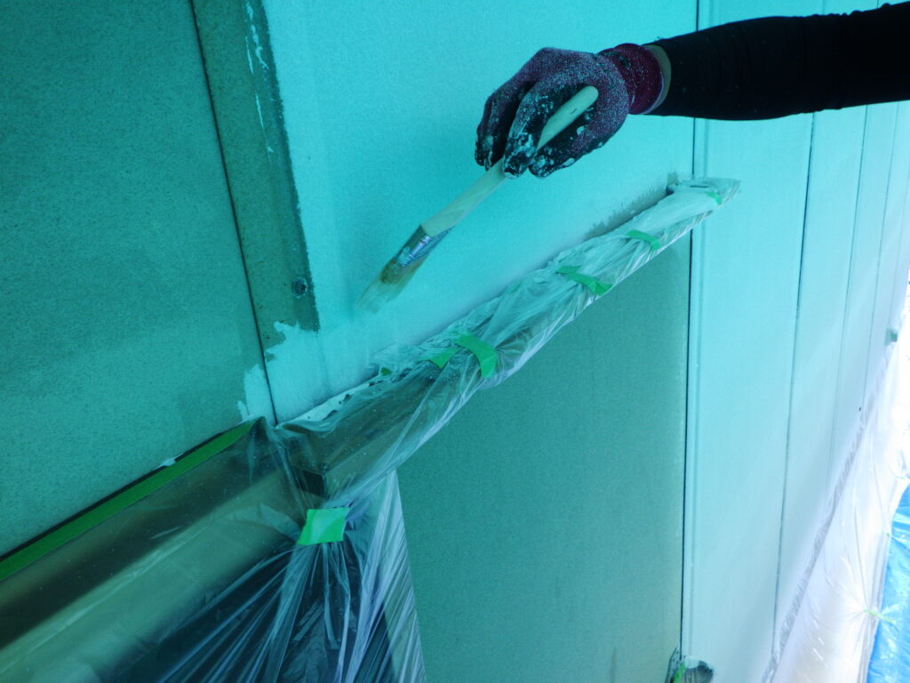 外壁下塗り塗装中です