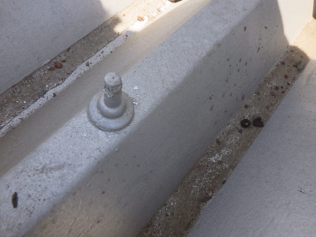 撤去前のボルトキャップです