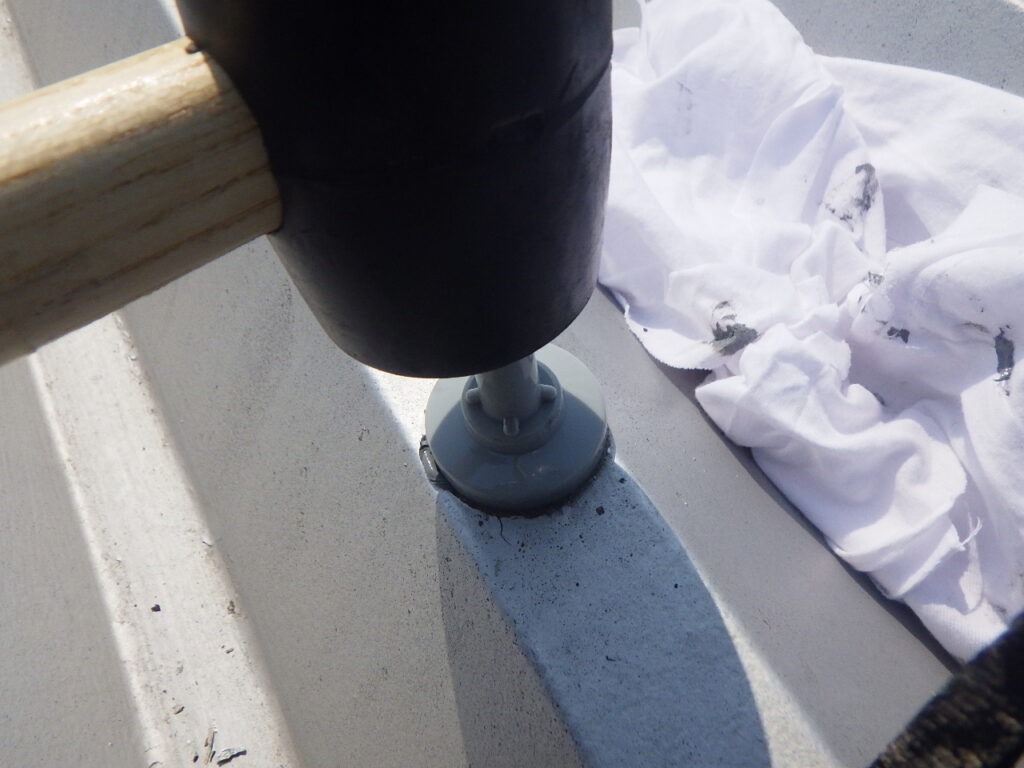 ボルトキャップの取り付け中です