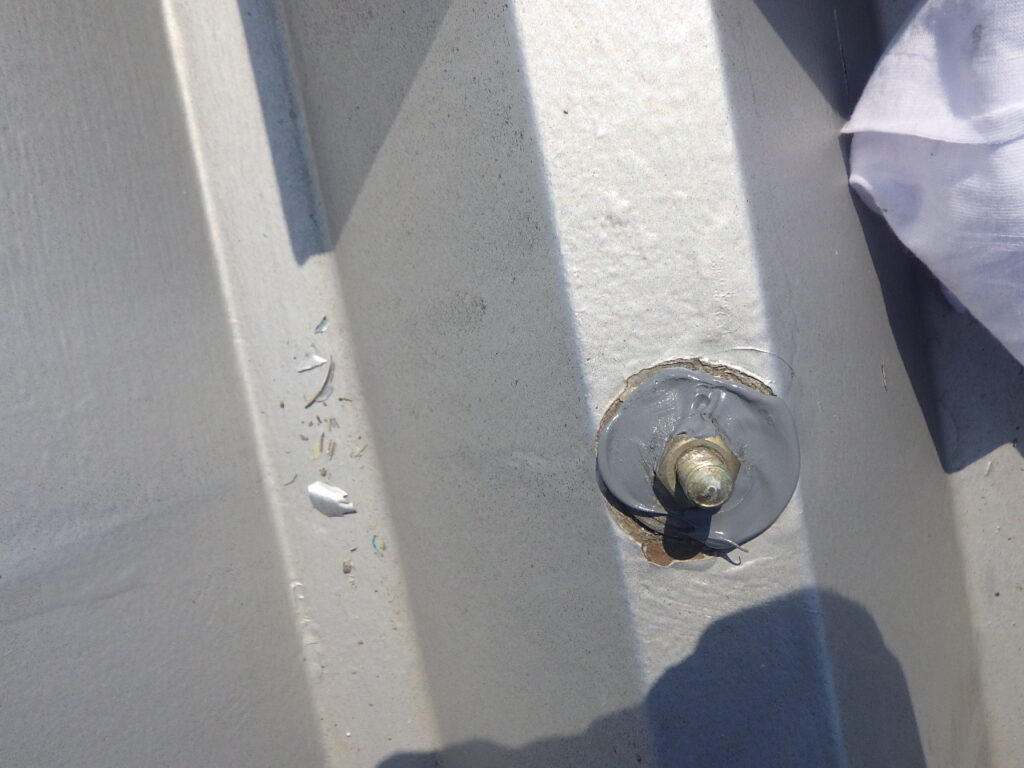 ボルトキャップにシーリングを打ちました