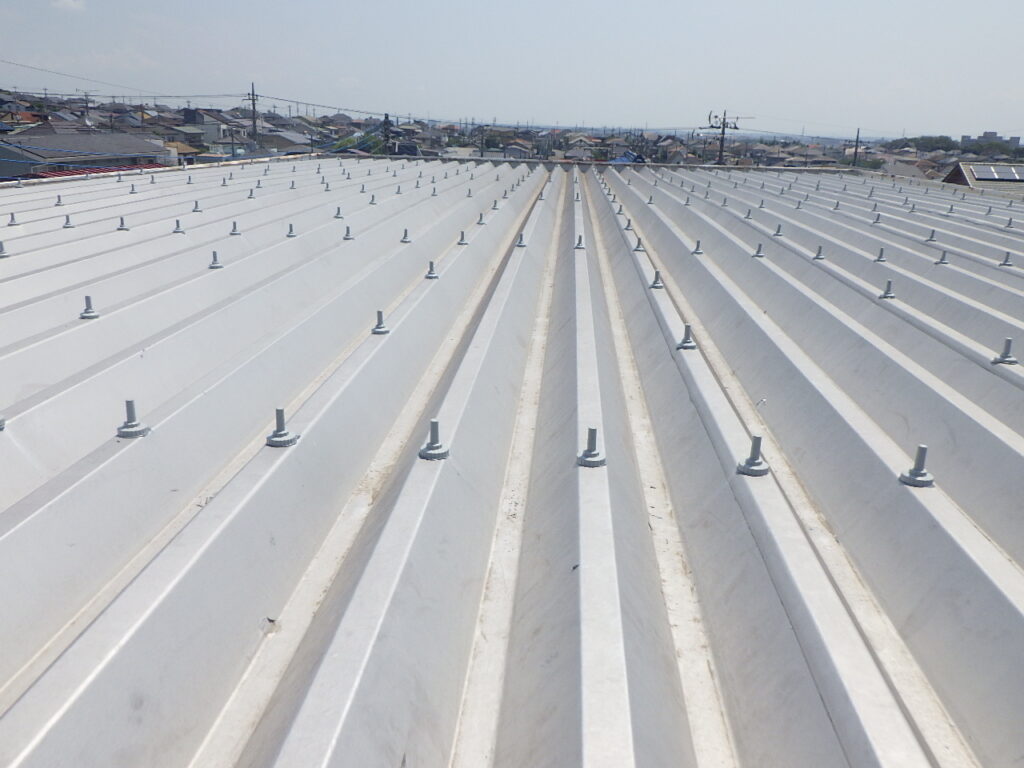 大屋根のボルトキャップの取り付け終了です