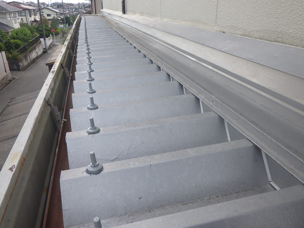 下屋根のボルトキャップの取り付け終了です