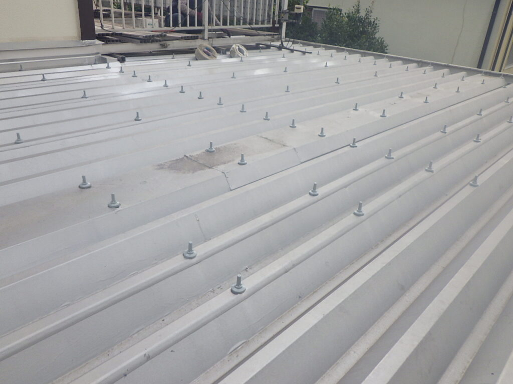 下屋根のボルトキャップの取り付け終了です