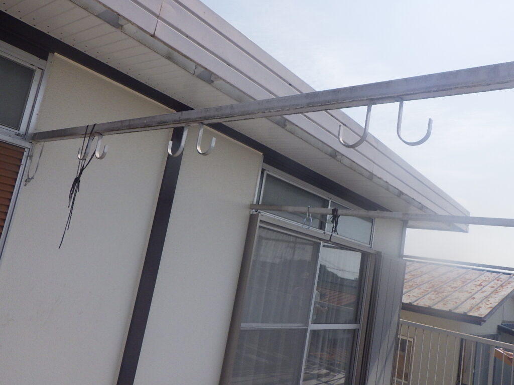 移動後の物干しかけです