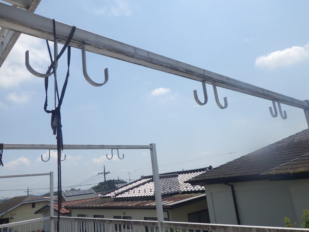 移動後の物干しかけです