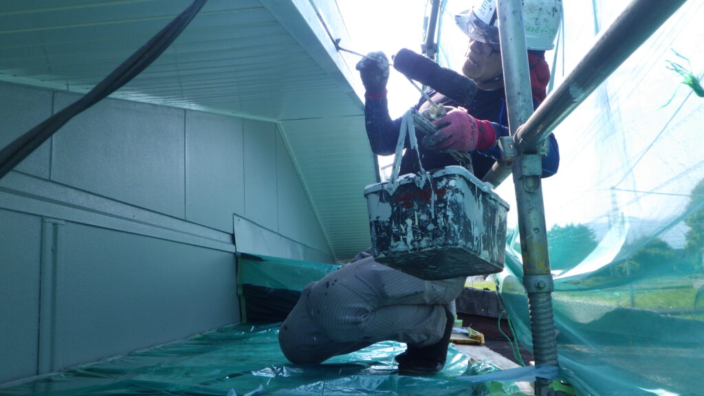 外壁役物の中塗り塗装中です