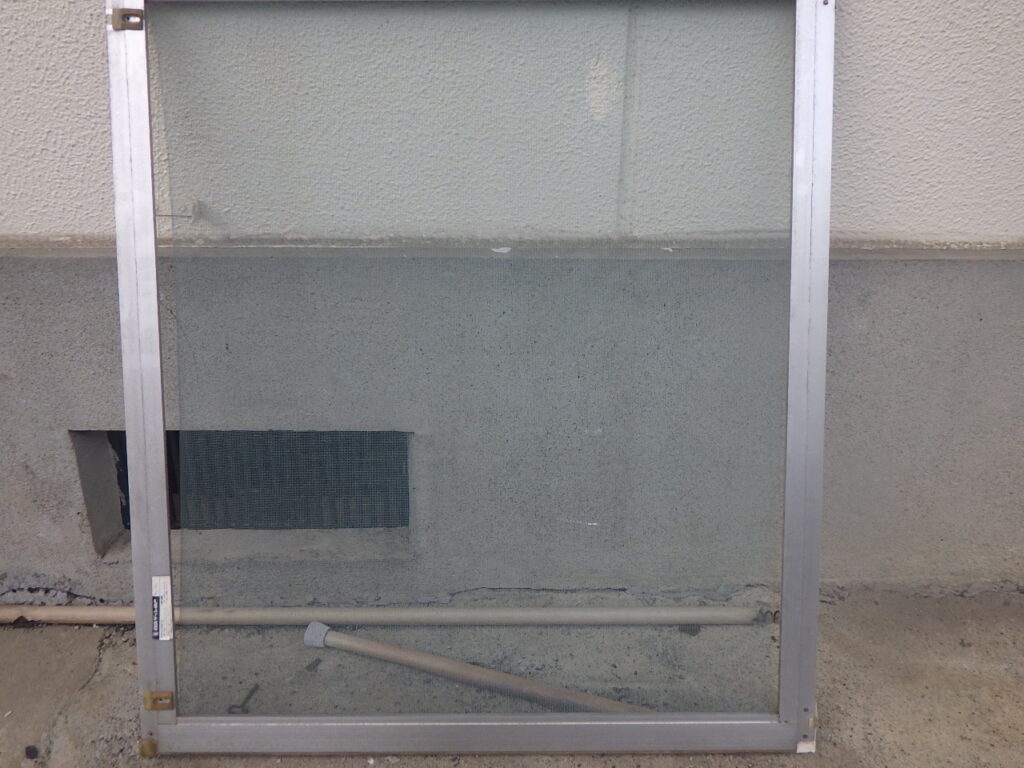 交換前の網戸です