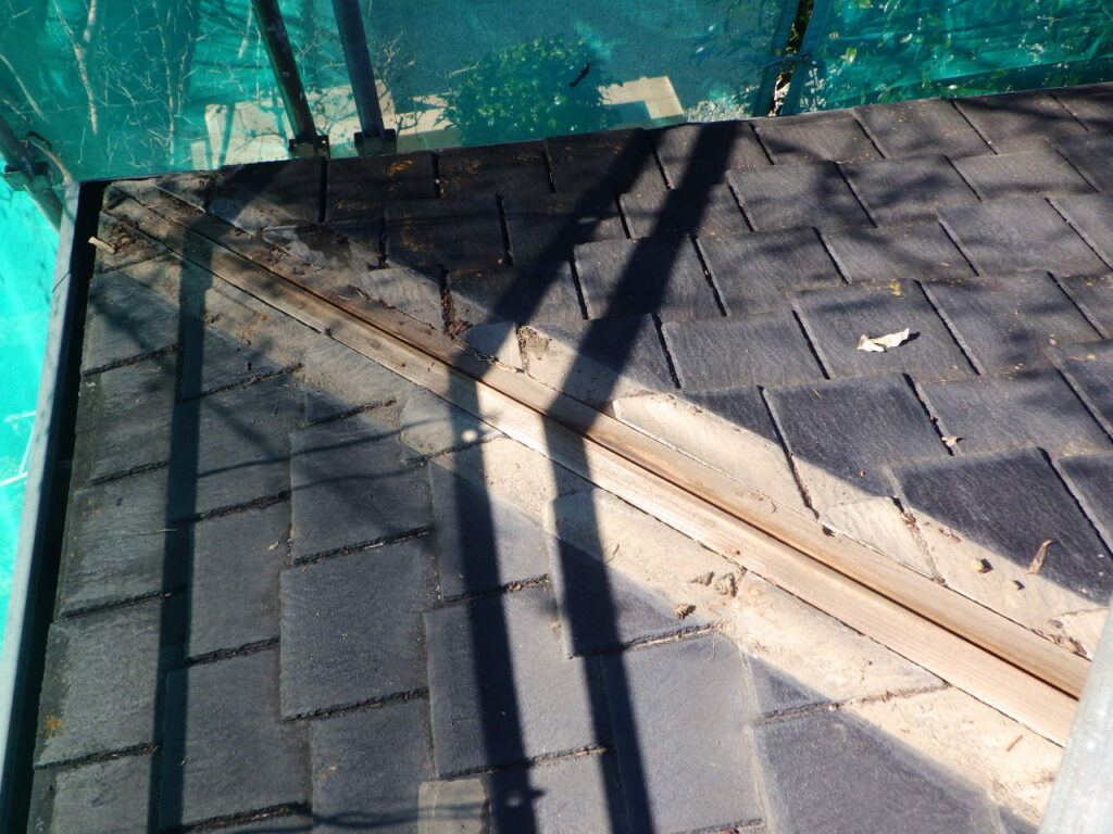 下屋根の棟板金を撤去しました