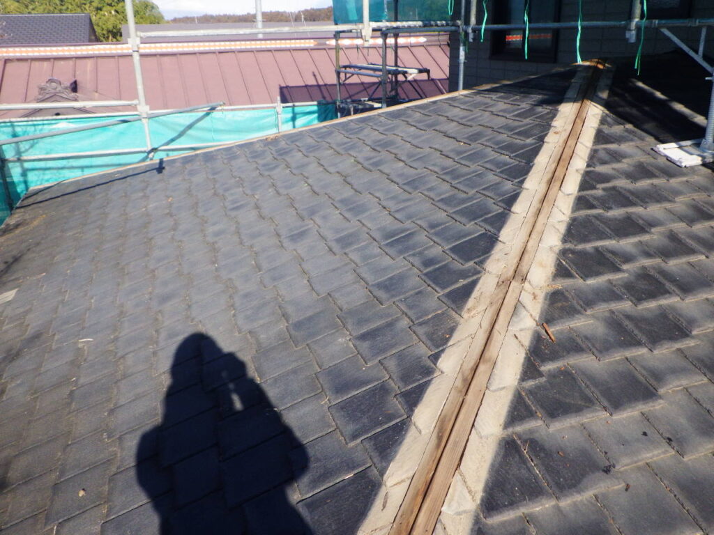 下屋根の棟板金を撤去しました