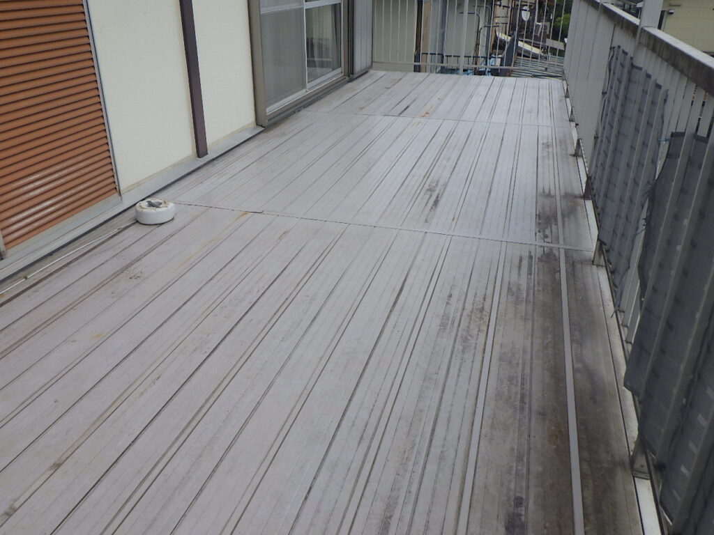ベランダ床カバーの取り付け終了です