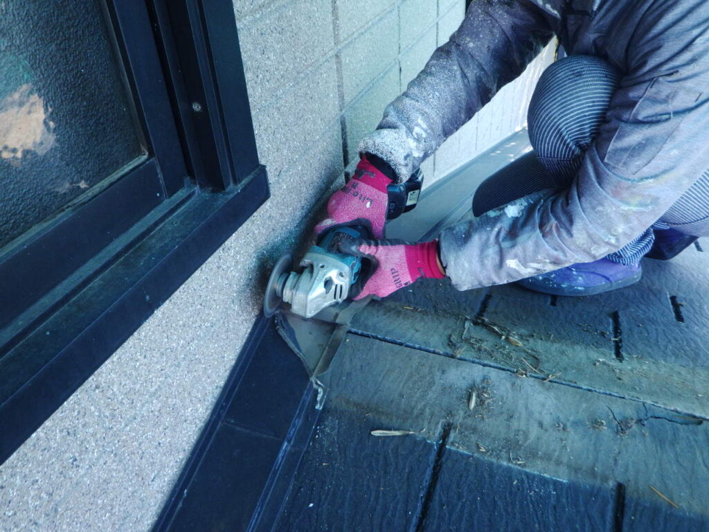 壁水切りを撤去中です