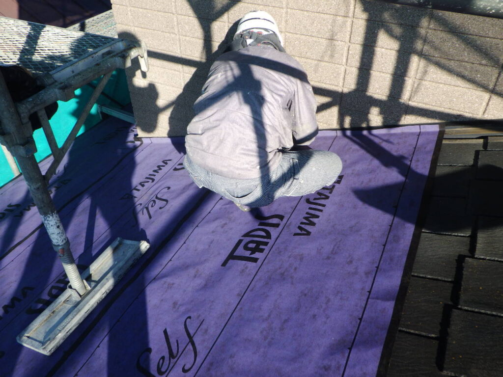 ルーフィングの貼り付け中です