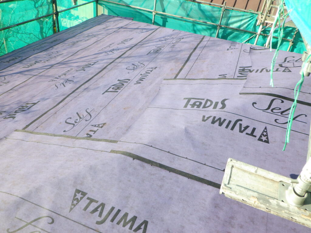 下屋根ルーフィング貼り付け終了です