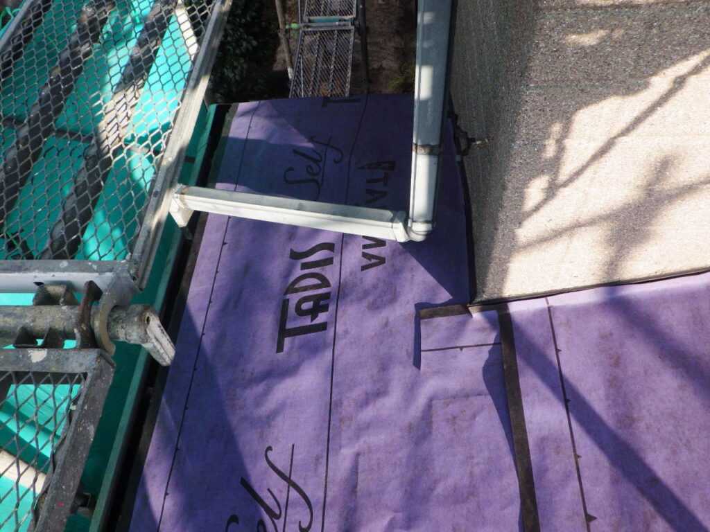 下屋根ルーフィング貼り付け終了です