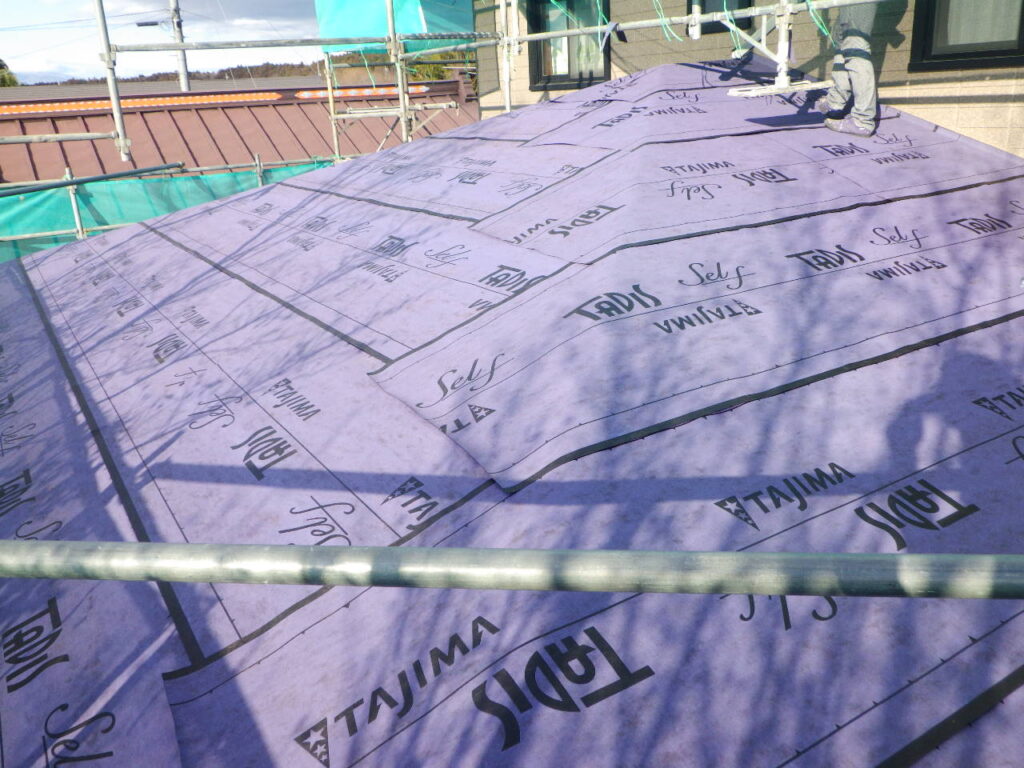 下屋根ルーフィング貼り付け終了です