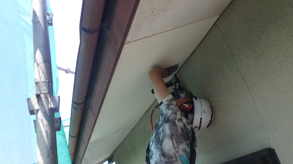 軒天のカバー工事中です