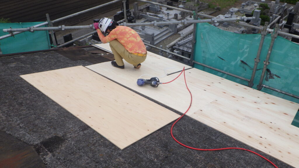 野地板の貼り付け中です